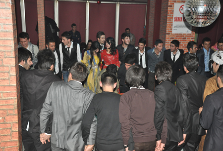 Hakkari'nin Yüksekova ilçesinde Boğaziçi Dershanesi öğrencileri, düzenledikleri etkinlikte stres attı.