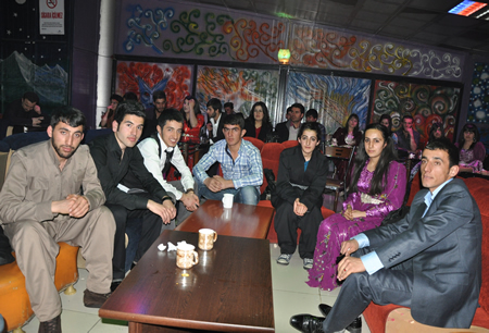 Hakkari'nin Yüksekova ilçesinde Boğaziçi Dershanesi öğrencileri, düzenledikleri etkinlikte stres attı.