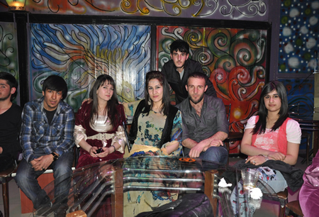 Hakkari'nin Yüksekova ilçesinde Boğaziçi Dershanesi öğrencileri, düzenledikleri etkinlikte stres attı.