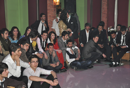 Hakkari'nin Yüksekova ilçesinde Boğaziçi Dershanesi öğrencileri, düzenledikleri etkinlikte stres attı.