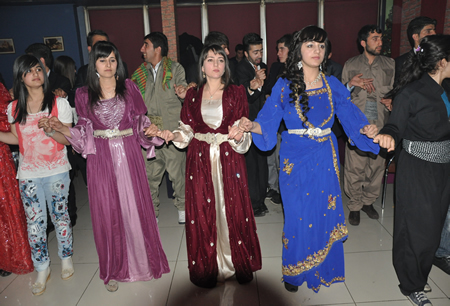 Hakkari'nin Yüksekova ilçesinde Boğaziçi Dershanesi öğrencileri, düzenledikleri etkinlikte stres attı.