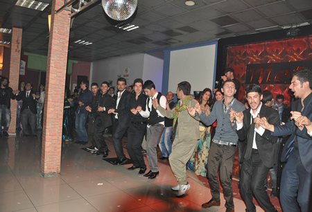 Hakkari'nin Yüksekova ilçesinde Boğaziçi Dershanesi öğrencileri, düzenledikleri etkinlikte stres attı.
