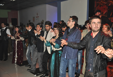 Hakkari'nin Yüksekova ilçesinde Boğaziçi Dershanesi öğrencileri, düzenledikleri etkinlikte stres attı.