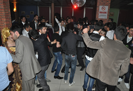 Hakkari'nin Yüksekova ilçesinde Boğaziçi Dershanesi öğrencileri, düzenledikleri etkinlikte stres attı.