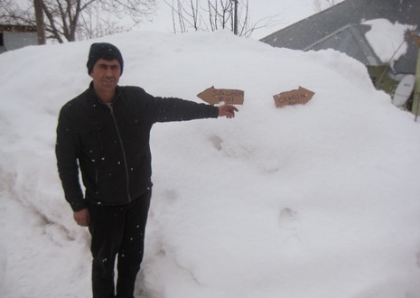 Bingöl'ün Yedisu ilçesindeki vatandaşlar kara gömülen evleri karıştırmamak için ilginç bir yönteme başvurdu.