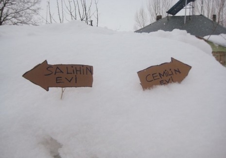 Bingöl'ün Yedisu ilçesindeki vatandaşlar kara gömülen evleri karıştırmamak için ilginç bir yönteme başvurdu.