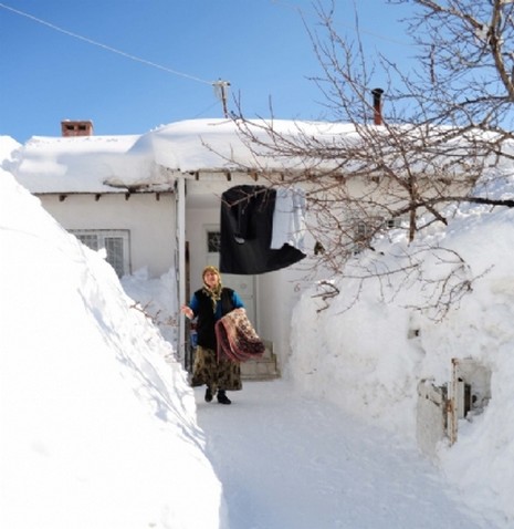 Bingöl'ün Yedisu ilçesindeki vatandaşlar kara gömülen evleri karıştırmamak için ilginç bir yönteme başvurdu.