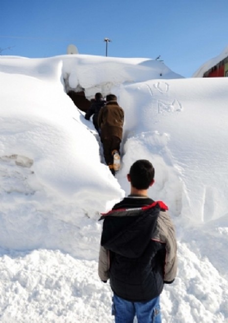 Bingöl'ün Yedisu ilçesindeki vatandaşlar kara gömülen evleri karıştırmamak için ilginç bir yönteme başvurdu.