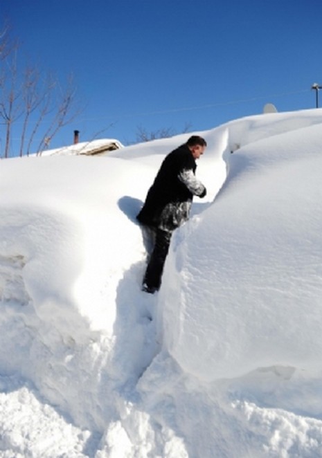 Bingöl'ün Yedisu ilçesindeki vatandaşlar kara gömülen evleri karıştırmamak için ilginç bir yönteme başvurdu.