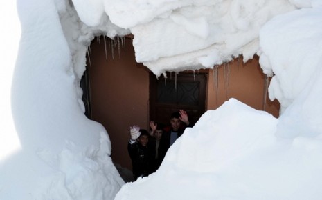 Bingöl'ün Yedisu ilçesindeki vatandaşlar kara gömülen evleri karıştırmamak için ilginç bir yönteme başvurdu.