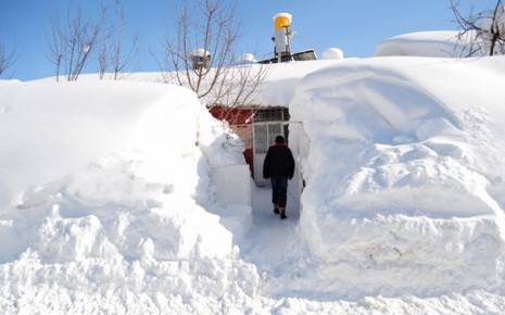 Bingöl'ün Yedisu ilçesindeki vatandaşlar kara gömülen evleri karıştırmamak için ilginç bir yönteme başvurdu.