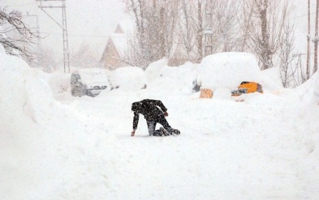 Bingöl'ün Yedisu ilçesindeki vatandaşlar kara gömülen evleri karıştırmamak için ilginç bir yönteme başvurdu.
