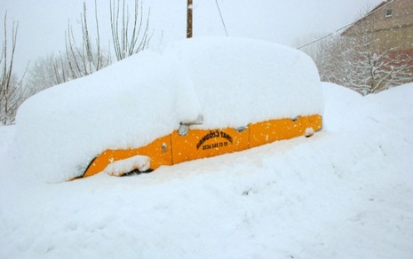 Bingöl'ün Yedisu ilçesindeki vatandaşlar kara gömülen evleri karıştırmamak için ilginç bir yönteme başvurdu.