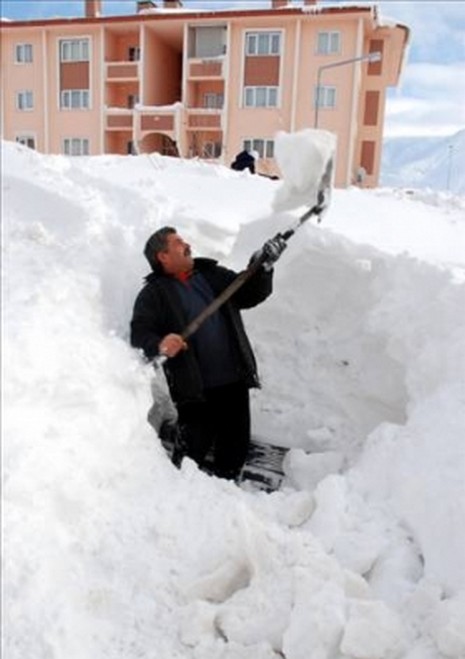 Bingöl'ün Yedisu ilçesindeki vatandaşlar kara gömülen evleri karıştırmamak için ilginç bir yönteme başvurdu.