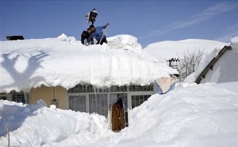 Bingöl'ün Yedisu ilçesindeki vatandaşlar kara gömülen evleri karıştırmamak için ilginç bir yönteme başvurdu.