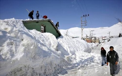 Bingöl'ün Yedisu ilçesindeki vatandaşlar kara gömülen evleri karıştırmamak için ilginç bir yönteme başvurdu.