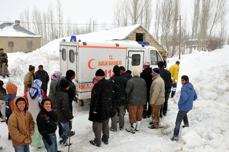 Hakkarinin Yüksekova ilçesinde yolu kar yüzünden kapalı olan Kadı Köyde rahatsızlanan 80 yaşında Amine Tekin için 5 saatlik mücadelenin sonunda Hastaneye kaldırıldı.