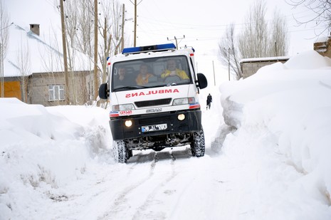 Hakkarinin Yüksekova ilçesinde yolu kar yüzünden kapalı olan Kadı Köyde rahatsızlanan 80 yaşında Amine Tekin için 5 saatlik mücadelenin sonunda Hastaneye kaldırıldı.
