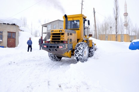 Hakkarinin Yüksekova ilçesinde yolu kar yüzünden kapalı olan Kadı Köyde rahatsızlanan 80 yaşında Amine Tekin için 5 saatlik mücadelenin sonunda Hastaneye kaldırıldı.