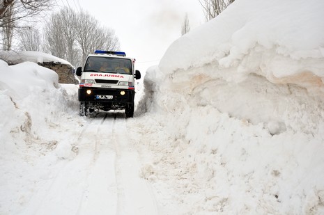 Hakkarinin Yüksekova ilçesinde yolu kar yüzünden kapalı olan Kadı Köyde rahatsızlanan 80 yaşında Amine Tekin için 5 saatlik mücadelenin sonunda Hastaneye kaldırıldı.