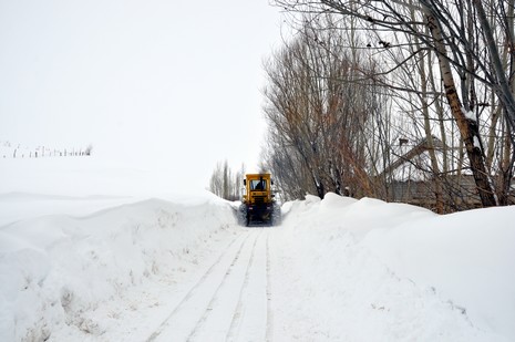 Hakkarinin Yüksekova ilçesinde yolu kar yüzünden kapalı olan Kadı Köyde rahatsızlanan 80 yaşında Amine Tekin için 5 saatlik mücadelenin sonunda Hastaneye kaldırıldı.