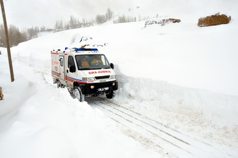 Hakkarinin Yüksekova ilçesinde yolu kar yüzünden kapalı olan Kadı Köyde rahatsızlanan 80 yaşında Amine Tekin için 5 saatlik mücadelenin sonunda Hastaneye kaldırıldı.