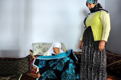 Hakkarinin Yüksekova ilçesinde yolu kar yüzünden kapalı olan Kadı Köyde rahatsızlanan 80 yaşında Amine Tekin için 5 saatlik mücadelenin sonunda Hastaneye kaldırıldı.