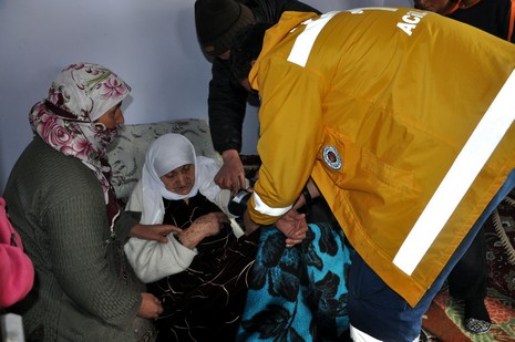 Hakkarinin Yüksekova ilçesinde yolu kar yüzünden kapalı olan Kadı Köyde rahatsızlanan 80 yaşında Amine Tekin için 5 saatlik mücadelenin sonunda Hastaneye kaldırıldı.