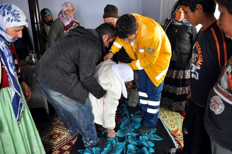 Hakkarinin Yüksekova ilçesinde yolu kar yüzünden kapalı olan Kadı Köyde rahatsızlanan 80 yaşında Amine Tekin için 5 saatlik mücadelenin sonunda Hastaneye kaldırıldı.