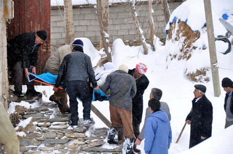Hakkarinin Yüksekova ilçesinde yolu kar yüzünden kapalı olan Kadı Köyde rahatsızlanan 80 yaşında Amine Tekin için 5 saatlik mücadelenin sonunda Hastaneye kaldırıldı.