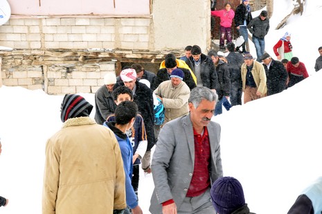 Hakkarinin Yüksekova ilçesinde yolu kar yüzünden kapalı olan Kadı Köyde rahatsızlanan 80 yaşında Amine Tekin için 5 saatlik mücadelenin sonunda Hastaneye kaldırıldı.