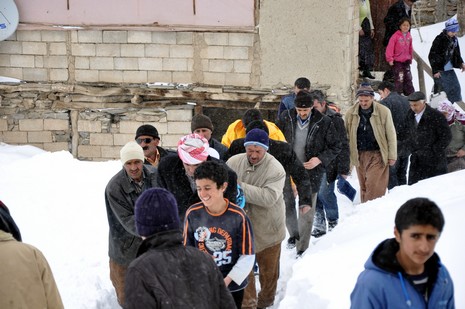 Hakkarinin Yüksekova ilçesinde yolu kar yüzünden kapalı olan Kadı Köyde rahatsızlanan 80 yaşında Amine Tekin için 5 saatlik mücadelenin sonunda Hastaneye kaldırıldı.