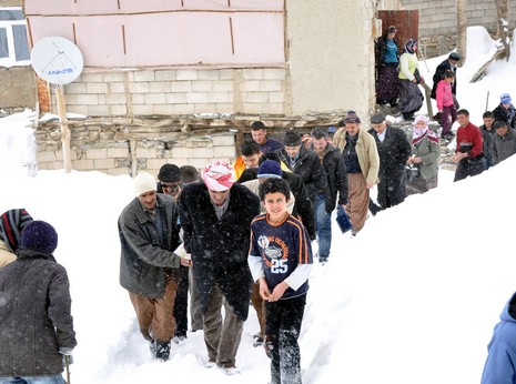 Hakkarinin Yüksekova ilçesinde yolu kar yüzünden kapalı olan Kadı Köyde rahatsızlanan 80 yaşında Amine Tekin için 5 saatlik mücadelenin sonunda Hastaneye kaldırıldı.