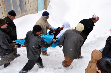 Hakkarinin Yüksekova ilçesinde yolu kar yüzünden kapalı olan Kadı Köyde rahatsızlanan 80 yaşında Amine Tekin için 5 saatlik mücadelenin sonunda Hastaneye kaldırıldı.