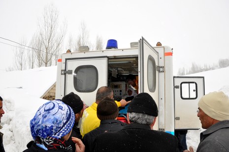 Hakkarinin Yüksekova ilçesinde yolu kar yüzünden kapalı olan Kadı Köyde rahatsızlanan 80 yaşında Amine Tekin için 5 saatlik mücadelenin sonunda Hastaneye kaldırıldı.