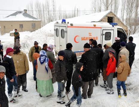 Hakkarinin Yüksekova ilçesinde yolu kar yüzünden kapalı olan Kadı Köyde rahatsızlanan 80 yaşında Amine Tekin için 5 saatlik mücadelenin sonunda Hastaneye kaldırıldı.