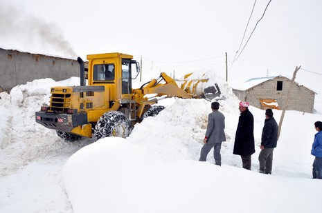 Hakkarinin Yüksekova ilçesinde yolu kar yüzünden kapalı olan Kadı Köyde rahatsızlanan 80 yaşında Amine Tekin için 5 saatlik mücadelenin sonunda Hastaneye kaldırıldı.
