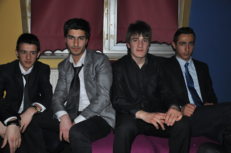 Hakkari'nin Yüksekova İlçesinde Özel Kanıt Dershanesi Öğrenciler Moral Depoladı.