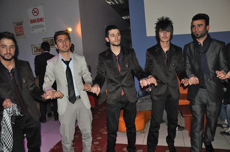 Hakkari'nin Yüksekova İlçesinde Özel Kampüs Dershanesi öğrencileri stres attı.