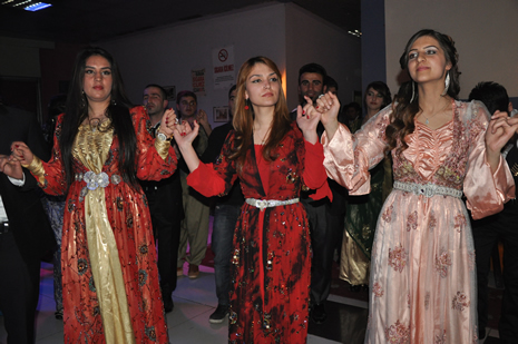 Hakkari'nin Yüksekova İlçesinde Özel Kampüs Dershanesi öğrencileri stres attı.