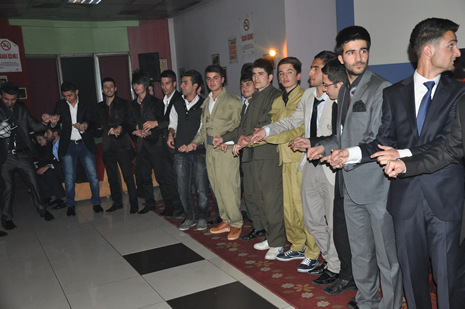 Hakkari'nin Yüksekova İlçesinde Özel Kampüs Dershanesi öğrencileri stres attı.