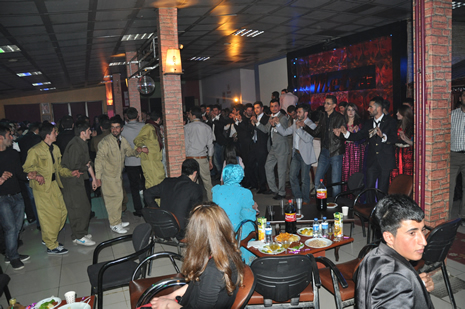Hakkari'nin Yüksekova İlçesinde Özel Kampüs Dershanesi öğrencileri stres attı.