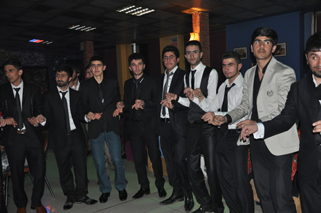 Hakkari'nin Yüksekova İlçesinde Özel Kampüs Dershanesi öğrencileri stres attı.