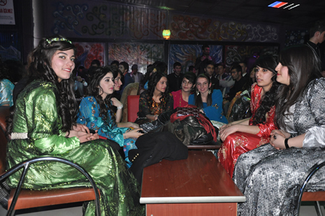 Hakkari'nin Yüksekova İlçesinde Özel Kampüs Dershanesi öğrencileri stres attı.