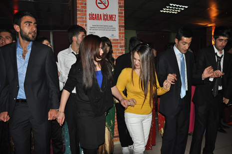 Hakkari'nin Yüksekova İlçesinde Özel Kampüs Dershanesi öğrencileri stres attı.