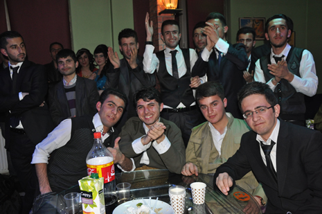 Hakkari'nin Yüksekova İlçesinde Özel Kampüs Dershanesi öğrencileri stres attı.