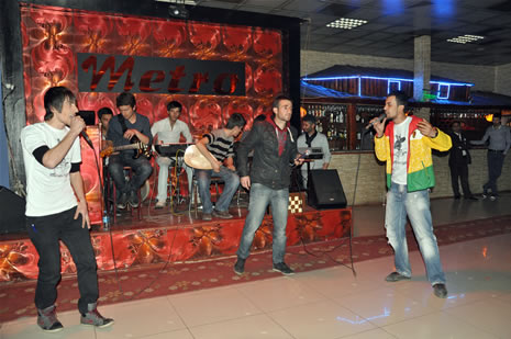 Hakkari'nin Yüksekova ilçesinde Atatürk Lisesi Öğrencileri Sınav öncesi Moral Gecesi Düzenledi. Fotoğraflar: Yaşar KAPLAN