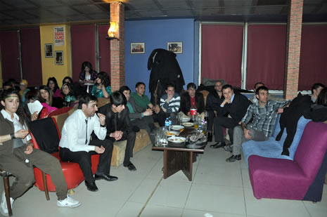 Hakkari'nin Yüksekova ilçesinde Atatürk Lisesi Öğrencileri Sınav öncesi Moral Gecesi Düzenledi. Fotoğraflar: Yaşar KAPLAN