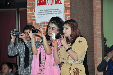 Hakkari'nin Yüksekova ilçesinde Atatürk Lisesi Öğrencileri Sınav öncesi Moral Gecesi Düzenledi. Fotoğraflar: Yaşar KAPLAN