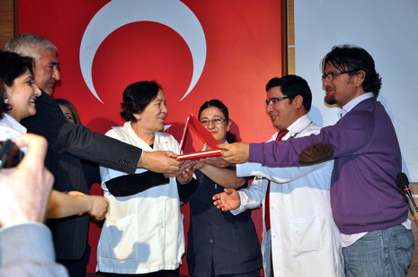 Hakkarinin Yüksekova ilçesinde 40 yıl 3 ay görev yapan Gülseren Macit veda töreni ile emekliğe ayrıldı.